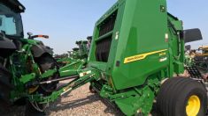John Deere 561M Round Baler Offers Weave Automation &#8211; AgDealerTV
