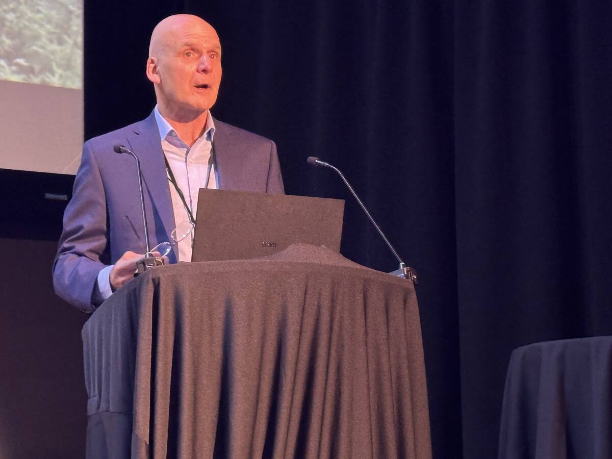 Clarence Shwaluk, senior director of operations with the Canadian Hemp Trade Alliance, delivers the state-of-the-industry update at the association’s annual conference in Winnipeg. Photo: Don Norman