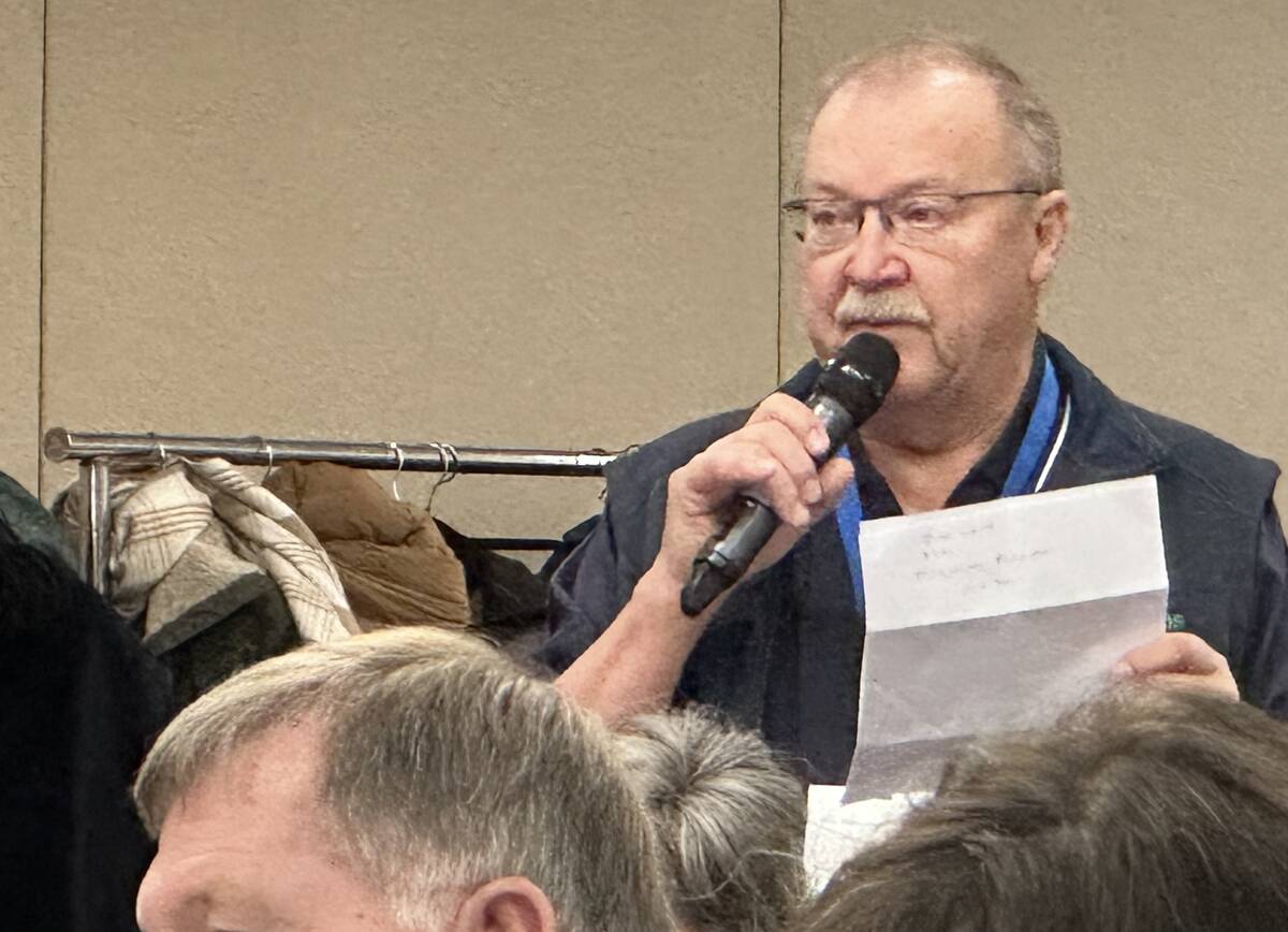 Ernie Sirski makes his argument for federal compensation for tariff losses borne by Prairie canola farmers at the recent Manitoba Canola Growers Association annual meeting. Photo: Don Norman