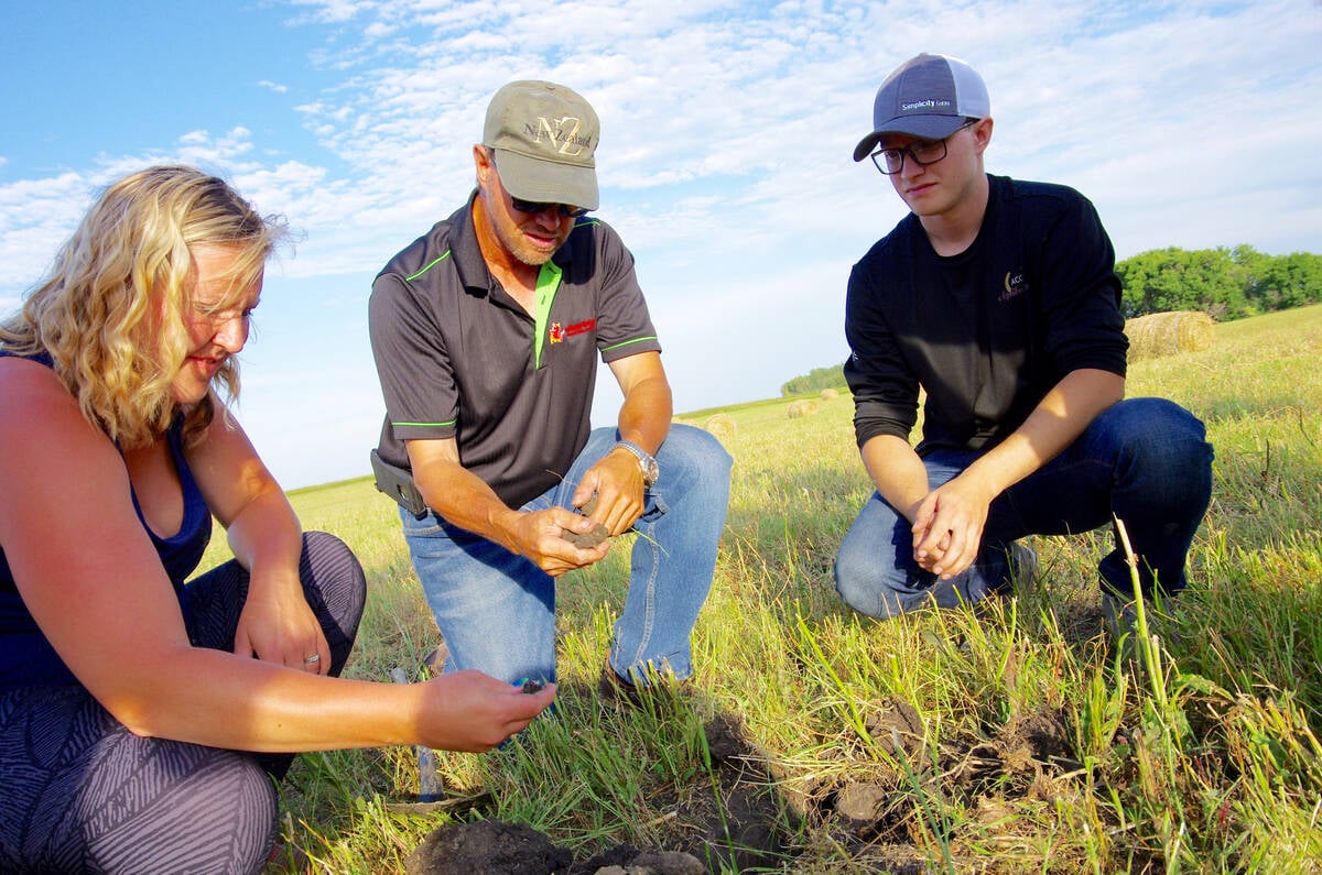 Soil health-friendly farm practices get the star treatment during a tour of Clayton Robins’s (centre) farm in western Manitoba in 2019. Photo: Alexis Stockford